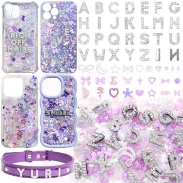 Imagem de 330 peças de amuletos de capa de telefone lixo, 26 peças de berloques de letra do alfabeto de strass A-Z, mistura de flores roxas e brancas de resina plana laços de coração pérolas para artesanato DIY
