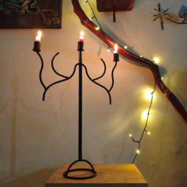 Imagem de Candelabro Gótico Artesanal em Ferro  3 Velas  Estilo Wandinha  Decora