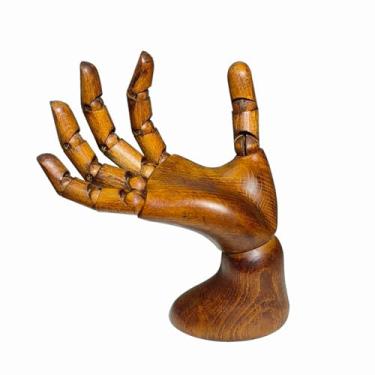 Imagem de Manequim, modelo de mão, manequim de mão para unhas, desenho, mão de madeira, mão de madeira com acabamento antigo, modelo de mão para desenho, mão direita feminina com acabamento antigo.