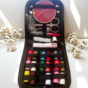 Imagem de Kit de costura com estojo preto, pequeno portátil, contém suprimentos de costura e acessórios, presentes de Natal para mãe, iniciante, viajante, emergência, fita métrica macia, linha, tesoura, agulha