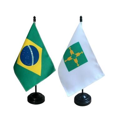 Imagem de Kit Bandeira de Mesa Brasil e Distrito Federal, Decorativa, Dupla Face, Multicolorido, 19x13cm, Base Preta, Escritório e Eventos, Tecido Oxford, 26cm Altura