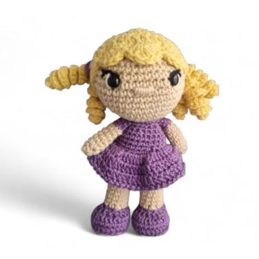 Imagem de Boneca de Crochê Amigurumi, Cabelo Loiro, Vestido Roxo, Feita à Mão, Brinquedo Artesanal, para meninas de 0 a 10 anos ideal para presente