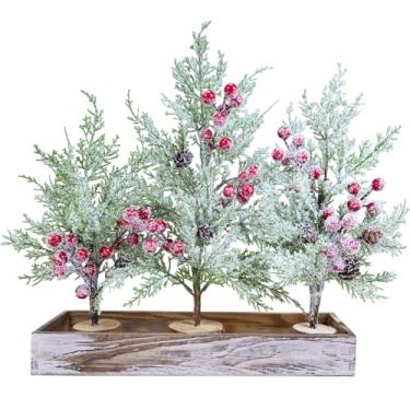 Imagem de Winlyn Pacote com 3 mini árvores de Natal com caixa de madeira, peça central de fazenda, pequenos cedros artificiais nevados com frutas vermelhas e bases de madeira, decorações de mesa para decoração
