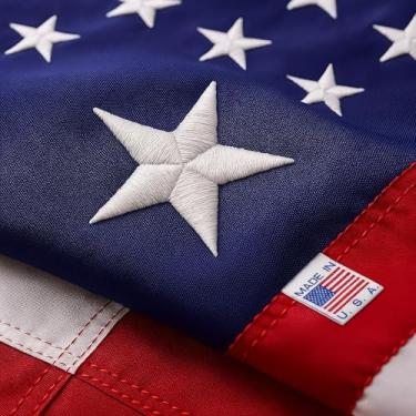 Imagem de Bandeiras americanas para fora 3 x 5 (pacote com 3) - Bandeira americana 7 x 12 com estrelas bordadas e listras costuradas, bandeira dos EUA 7 x 12 cm, resistente ao ar livre, feita nos EUA para vento