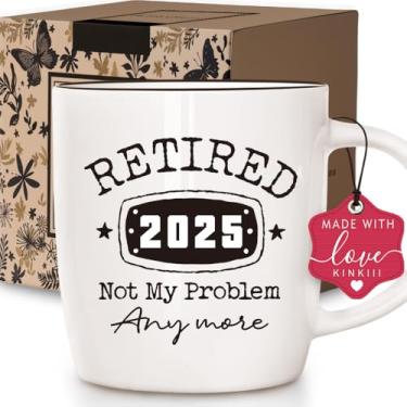Imagem de Kinkiii Caneca de café divertida de aposentadoria 2025 presentes para homens aposentados, caneca engraçada "Not My Problem Anymore" para avós aposentados mãe pai esposa marido irmã chefe professor