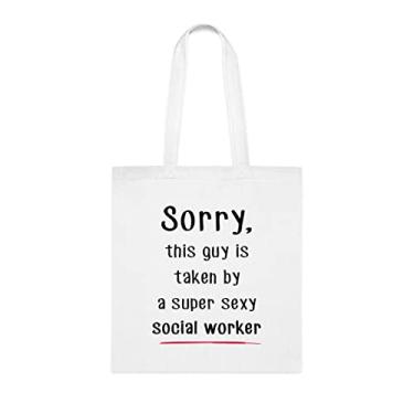 Imagem de Sorry This Guy Is Taken By A Super Sexy Social Worker, Sacola Engraçada para Assistente Social, Sacolas Reutilizáveis para Assistente Social, e Natal, Branco