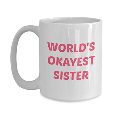 Imagem de Caneca Worlds Okayest Sister – Presente para irmã – Caneca de café de cacau quente divertido – Ideia de e Natal