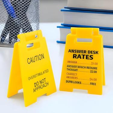 Imagem de 2 peças de placas de mesa engraçadas, placa de secretária superestimulada e placa de taxas de secretária de atendimento, mini placas de escritório de plástico para decoração de mesa, alívio de