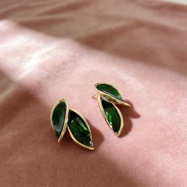 Imagem de Brincos femininos de folhas verdes com borda dourada, mostrando seu charme feminino exclusivo, adequado para o dia a dia e qualquer ocasião.