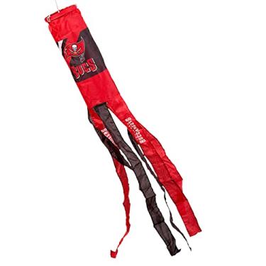 Imagem de WinCraft Tampa Bay Buccaneers Meia de Vento Vermelha Casual com 6 Caudas e Serpentinas Coloridas Alternadas em Poliéster com Logotipos e Nomes da Equipe, Pendurado