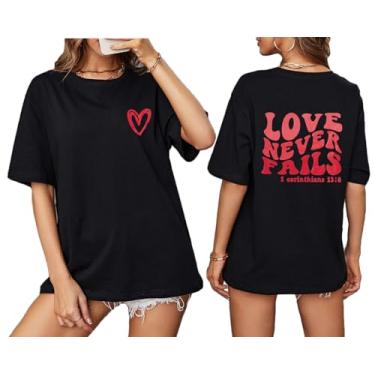 Imagem de Camiseta feminina Love Never Fails tamanho grande do dia dos namorados coração vermelho com dizeres bíblicos camisa dupla face, Preto, GG