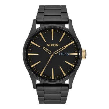Imagem de Nixon Relógio masculino Sentry SS de aço inoxidável dia/data 42 mm WR 100 metros A356, Preto fosco/dourado, One Size, Sentry SS
