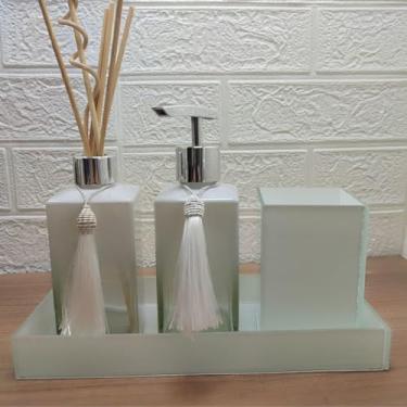 Imagem de Kit Banheiro Lavabo com Bandeja de Vidro, Porta Sabonete Líquido, Difusor Aromático, Porta Escova e Pincel Make – Organização e Decoração Premium para Banheiro (Branco e Prata)