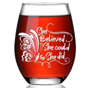 Imagem de Presentes de formatura Butterfly Congrats para mulheres, irmã, amigas, filha, She Believed She Could So She Did Taça de vinho sem haste, presentes de inspiração para aniversário, novo emprego