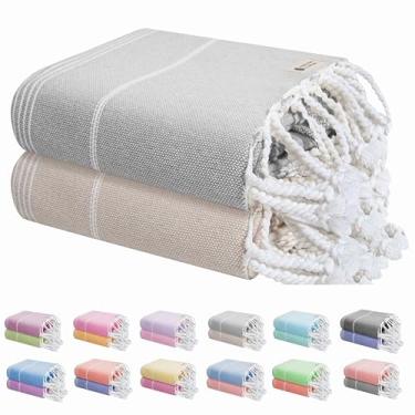 Imagem de HEIRLOOM COMFORT Pacote com 2 toalhas de praia grandes, 102 x 180 cm, sem areia, absorvente, 100% algodão, secagem rápida, leve, spa, academia, toalhas de piscina, lavável na máquina - cinza e bege