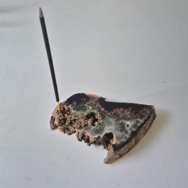 Imagem de Fatia de Ágata Natural Bruta com Suporte para Incenso – Porta Incenso de Pedra Natural Lapidada e Rústica – Peça Decorativa de 706g - Doca Express