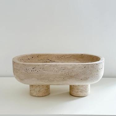 Imagem de WILD WORKS Tigela de frutas travertino, tigela oval de pedra bege de 26 cm para balcão de cozinha e mesa de jantar, peça central decorativa feita à mão com pés antiderrapantes para decoração de casa