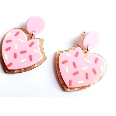 Imagem de Brincos de coração de biscoito de açúcar rosa acrílico donuts donuts pastelaria padarias tachas gota dourada fruta cereja morango jardim deserto chalé cottagecore vermelho natureza doce kawaii festa