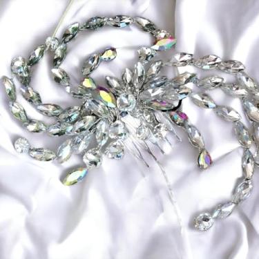 Imagem de Pente Daya Noiva detalhes em zircônias de vidros e fio prata refletem a luz de maneira encantadora proporcionando um brilho único à peça.