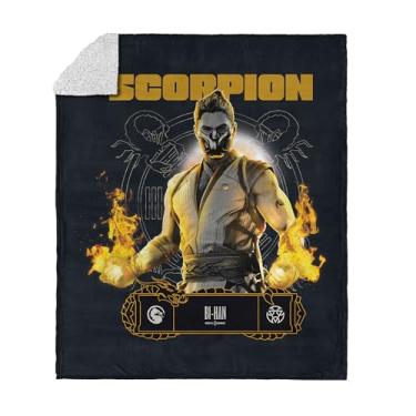 Imagem de Cobertor Mortal Kombat Silk Touch Sherpa – Scorpion Bi-Han, frente de lã ultramacia com costas de sherpa aconchegante, 127 x 152 cm