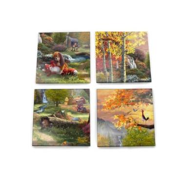 Imagem de Thomas Kinkade Studios – Disney – A Raposa e o Cão – Amigos Eternos – Conjunto de quatro porta-copos de vidro oficialmente licenciados de 10 x 10 cm – Vem com porta-copos de madeira moderno e elegante