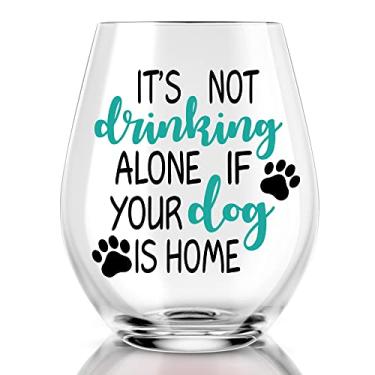 Imagem de AGMDESIGN It's Not Really Drinking Alone if The Dog is Home Taça de vinho, presentes para mães de cães, presentes para amantes de cães para ele, presente para amantes de cães para mulheres, presente