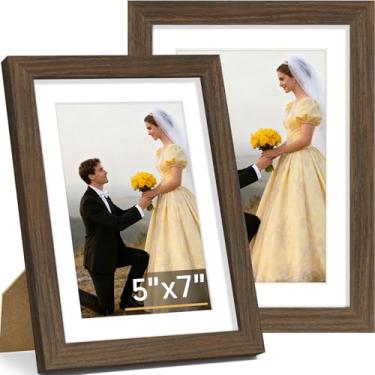 Imagem de Vittanly Conjunto de 2 porta-retratos 12 x 18 cm, moldura de madeira maciça para parede ou mesa, exibição de foto 10 x 15 cm com tapete ou 12 x 17 cm sem tapete, marrom