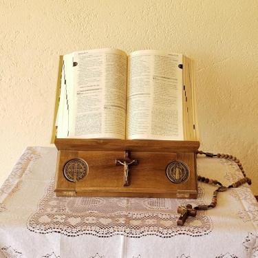 Imagem de Porta Bíblia de Madeira com Regulagem de Altura Crucifixo e Medalha de São Bento