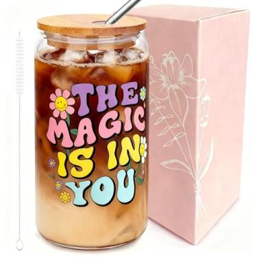Imagem de JOYMIA Copos de vidro de 473 ml com tampas e canudos, The Majic Is In You Cups - Copos de café gelado fofos para mulheres, presentes de agradecimento para ela