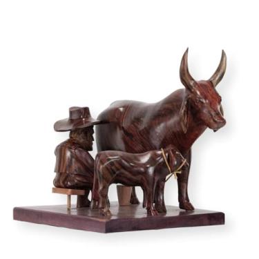 Imagem de Escultura Artesanal, Retireiro ou Ordenhador, Madeira Recuperada, 33 x 24 x 12 cm, Acabamento em Cera, Feito à Mão