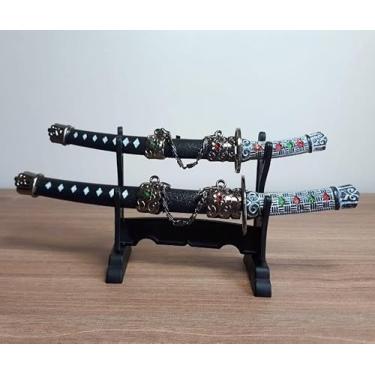 Imagem de Kit 2 Espadas Katana Japonesa Decorativas Samurai com Suporte – Enfeite de Mesa Estilo Oriental – Miniatura de Metal para Escritório, Sala ou Colecionador - Luiggi Presentes®