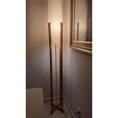 Imagem de Luminária de Piso Torre em Madeira Maciça com Cúpula de Linho - Design Moderno e Elegante