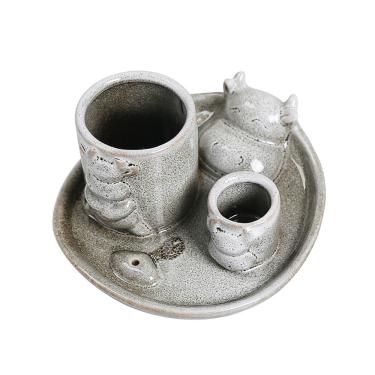 Imagem de Organizador de mesa cerâmico em forma de vaca com porta-canetas