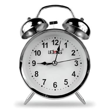 Imagem de Relógio Despertador Retrô Analógico, Metal Prateado, 12x8x4.5cm, Iluminação LED, Função Alarme, Estilo Vintage, Alimentação Pilha AA