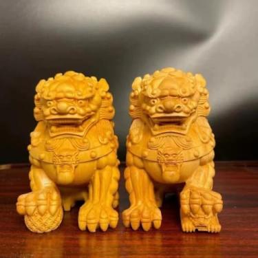 Imagem de FENNYYAR Um par de ornamentos decorativos de escultura em madeira maciça, estátua de leão, 6 cm, mascote da sorte feito à mão, presente de decoração de casa