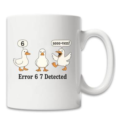 Imagem de MissDaisy - Caneca engraçada de erro de pato, xícara de café detectada com erro 6 7, presente de humor de programador fofo, caneca de escritório geek nerd piada para colegas de trabalho, homens e