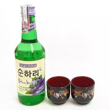 Imagem de 01 Bebida Alcoólica Soju Coreano com Sabor (Morango, Pêssego, Uva, Toranja, Yogurt, Ameixa, Blueberry) + 02 Copo Guinomi (Copo Flor de Sakura, Blueberry)