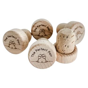 Imagem de Rolha de garrafa de vinho personalizada – "The Perfect Pair" – 5 peças de cortiça real gravada de madeira T-stopper lembrancinha de casamento chá de panela presente de despedida de solteira vedação