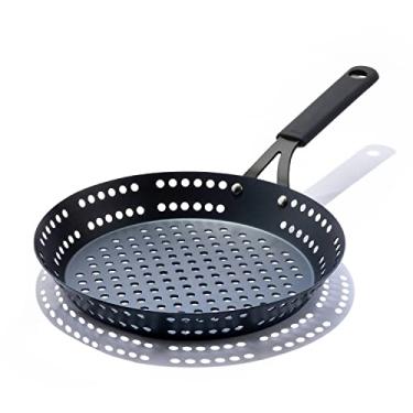 Imagem de OXO Obsidian Frigideira de aço carbono pré-temperado, 30,5 cm com orifícios para grelhar com suporte de silicone removível, indução, seguro para forno, preto