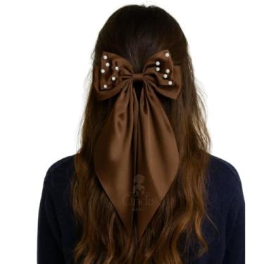 Imagem de Clipe de Cabelo Grande com Laço em Tecido Cetim Premium — Acessório Feminino Clássico e Sofisticado(Marrom com Perolas)