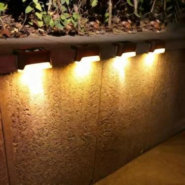 Imagem de 4 peças de luzes de degrau alimentadas por energia solar – Luzes de LED impermeáveis para decoração de escadas, cercas e pátios