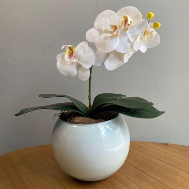 Imagem de Arranjo Centro de Mesa Orquídea Branca Artificial no Vaso Branco