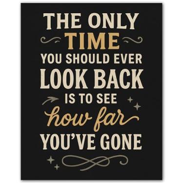Imagem de The Only Time You Should Ever Look Back Is to See How Far You've Gone - Pôsteres motivacionais para sala de aula - Arte de parede preto e branco - Citações educacionais - Decoração inspiradora para