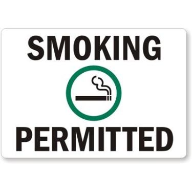 Imagem de Accuform Placa de mesa de plástico estilo barraca PAT230, permitido fumar" com gráfico, 8,5 cm de altura x 12,7 cm de largura, verde/preto em branco