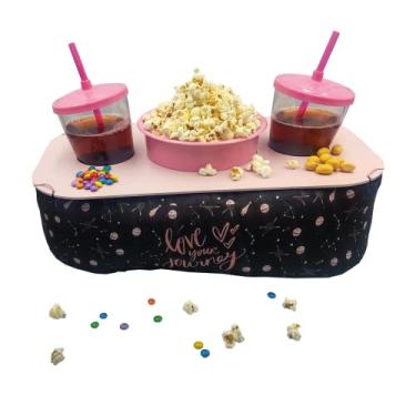 Imagem de Almofada Porta Pipoca Dupla Casal Namorados Zodiaco kit Com Balde Copos e almofada Suporte notebook Happy Bee