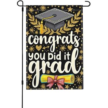 Imagem de UEQIKI Congrats Grad Diploma Cap Bandeira de jardim para exterior de verão serapilheira de boas-vindas 30,5 x 45,7 cm Cerimônia de formatura vertical quintal gramado decoração ao ar livre