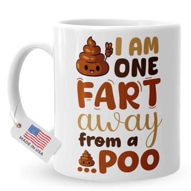 Imagem de 4GIFTSAKE Caneca de café "I Am One Fart Away from a Poo" - Caneca de café engraçada para homens e mulheres - Presente hilário para homens e mulheres - Presente de aniversário de Natal - Caneca de café