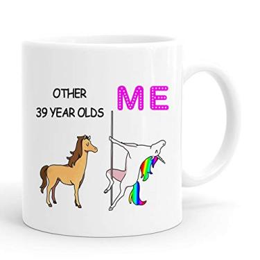 Imagem de Presentes engraçados de aniversário de 39 anos para mulheres, presente de aniversário de 39 anos, caneca de aniversário de 39 anos de idade 1980, canecas de aniversário de 39 anos, canecas de piada de feliz aniversário para ela, amiga, mãe, irmã, esposa, colega de trabalho, 325 ml (eu)