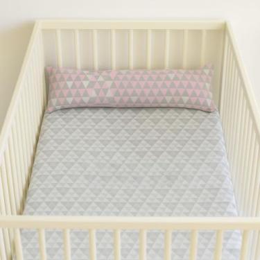 Imagem de Travesseiro Xuxão Infantil para Bebê Estampado- Unissex Menina e Menino – Para Berço, Cama e Viagems para Bebês e Crianças (Triangulo Rosa, Infantil 90cm x 23 cm)