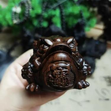 Imagem de FENNYYAR Estátua de sapo riqueza de três pernas esculpida à mão em madeira de ágar, 6,5 cm, enfeite de Feng Shui da sorte, decoração de mesa